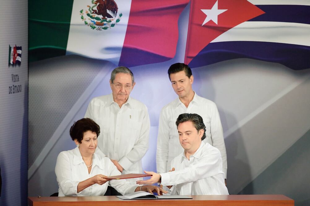 Raúl Castro y Enrique Peña Nieto atestiguan la firma de acuerdos entre los titulares de Educación de Cuba y México, Ena Velázquez y Aurelio Nuño (LUIS CORTÉS. EL UNIVERSAL)
