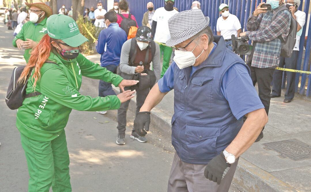 En el módulo de vacunación de la Escuela Superior de Educación Física, los integrantes de Ponte Pila pusieron a bailar a las personas que estaban formadas para recibir la vacuna rusa Sputnik V. Foto: CARLOS MEJÍA. EL UNIVERSAL