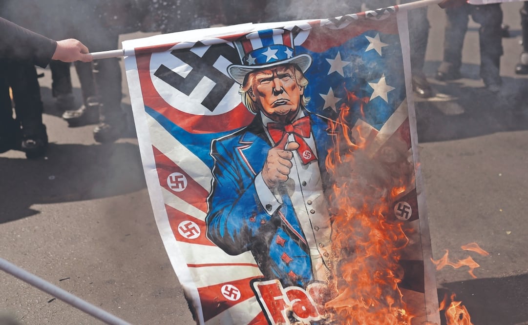 Panameños queman un cartel con la imagen del presidente de Estados Unidos, Donald Trump, durante una protesta por la visita del secretario de Estado, Marco Rubio. Foto: de BIENVENIDO VELASCO. EFE