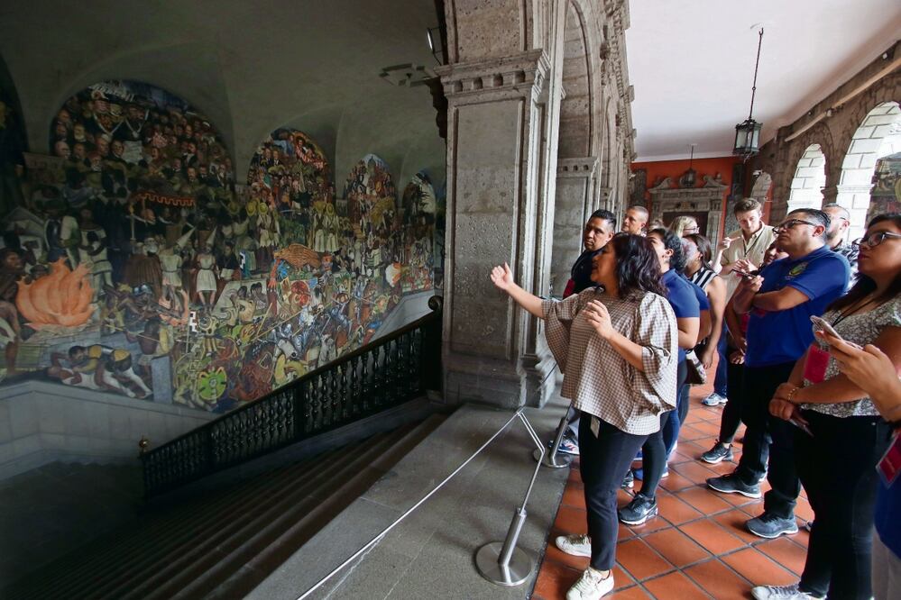 En este sexenio, las visitas a Palacio Nacional son más restringidas, acotando el acceso del público a obras de arte, como lo son los murales de Diego Rivera. Foto: Carlos Mejía / EL UNIVERSAL