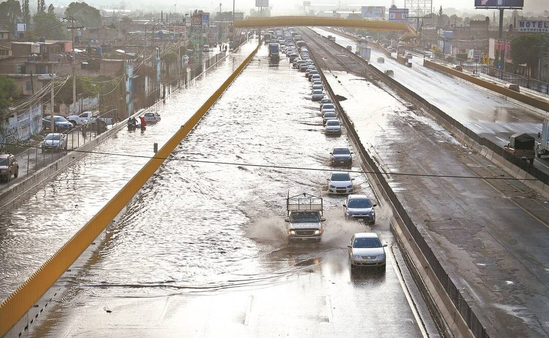 La autopista México-Puebla estuvo cerrada varias horas debido a las inundaciones en unos tramos. Foto: Hugo García/ El Universal.