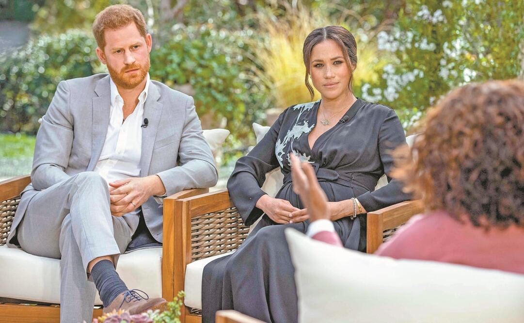 Meghan y Enrique, durante su entrevista con Oprah Winfrey que fue transmitida anoche. La pareja espera una niña. Foto: AFP