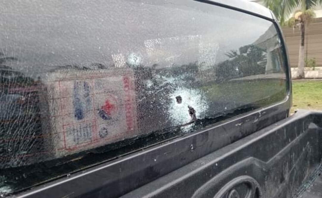 Imagen de los disparos contra el vehículo que transportaba el expresidente Evo Morales, después de un supuesto ataque armado. Foto: EFE