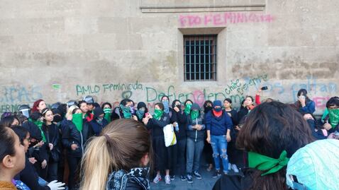 Tras dichos de AMLO y por Fátima, feministas protestan afuera de Palacio Nacional