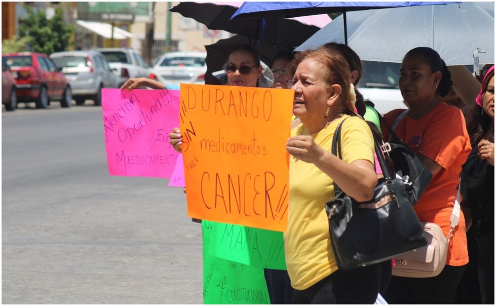 Mujeres con cáncer acusan que ante la falta de lotes tienen que conseguir dinero para costear los medicamentos. Foto: Francisco Rodríguez / EL UNIVERSAL