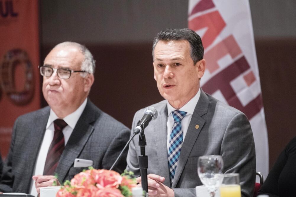 Marco Antonio Alfaro, presidente de la FUL y el rector de la UAEH, Adolfo Pontigo Loyola, presentaron el programa (GERMÁN ESPINOSA. EL UNIVERSAL)