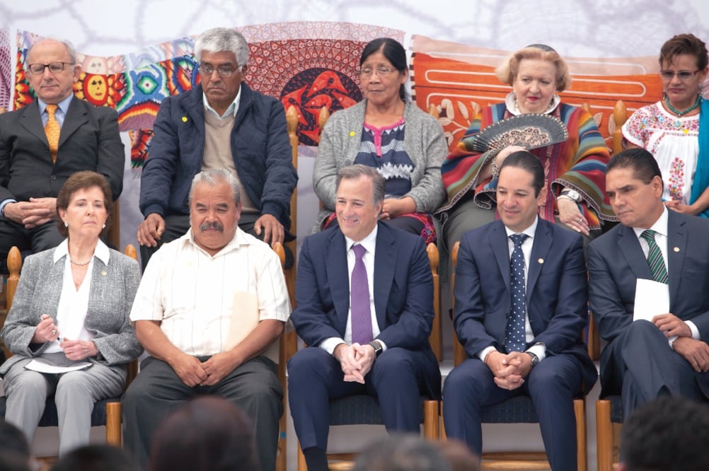 Durante el programa Pago en Especie: Los grandes maestros del arte popular, José Antonio Meade (centro), dijo que pese a los recortes al gasto público, hay programas que siempre se han buscado sostener para seguir combatiendo la pobreza (CAMILA MATA. EL )