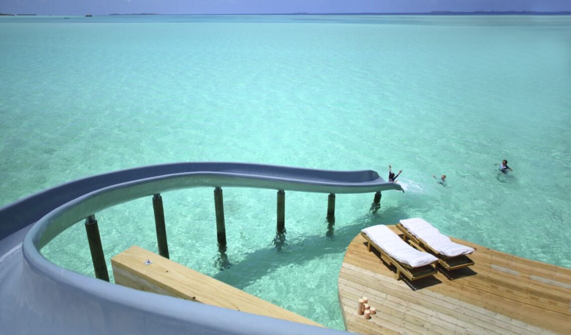 Las villas familiares en las islas Maldivas tienen un tobogán para deslizarse hasta una laguna azul turquesa. (Foto: Cortesía)