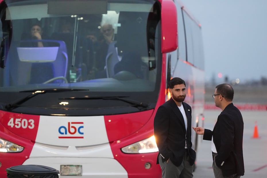 Selección de Irán en su llegada a Tijuana, México, para concentrar rumbo al Mundial de 2026 - Foto: AP
