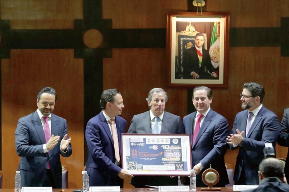 La Lotenal celebró los 25 años de presencia en México del grupo Interacciones. El titular de Hacienda, José Antonio Meade (centro), presidió la ceremonia. (JUAN BOITES. EL UNIVERSAL)