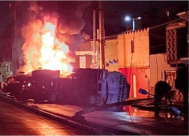 ¡Queda calcinada! Pipa de agua potable vuelca y se incendia en Circuito Interior; tras el impacto derriba luminarias