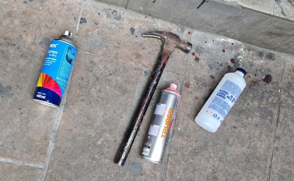 Retiran objetos peligrosos a mujeres durante marcha del 8M (08/03/2026). Foto: Especial