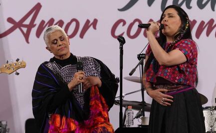 Eugenia León y María Inés Ochoa cantan para las madres en la mañanera de AMLO