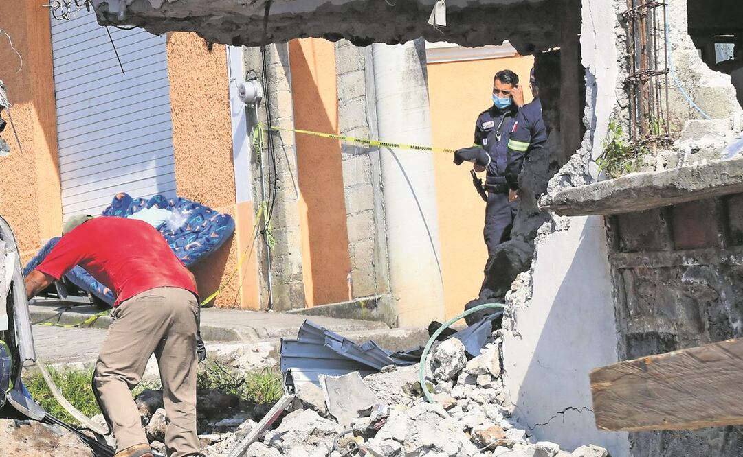  El autobús de pasajeros se impactó contra una casa y además destruyó una estética. Foto: Jorge Alvarado. El Universal
