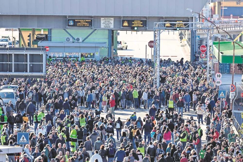 Italianos marcharon contra las nuevas medidas sanitarias frente al coronavirus, en el puerto de Trieste, en el norte del país. Foto: Paolo Giovannini. EFE