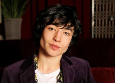 Contrario a Björk, Ezra Miller convive con fans en México
