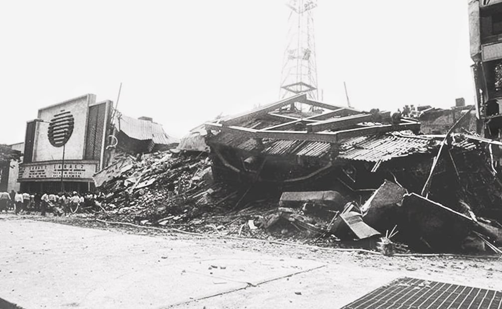 Derrumbe de Televisa Chapultepec. Sus estudios, áreas administrativas y salas de video se convirtieron en escombros, a excepción de la fachada del estudio A “Paco Malgesto”. El inmueble sufrió daños severos en toda la estructura y se demolió días después. Foto: Archivo EL UNIVERSAL.