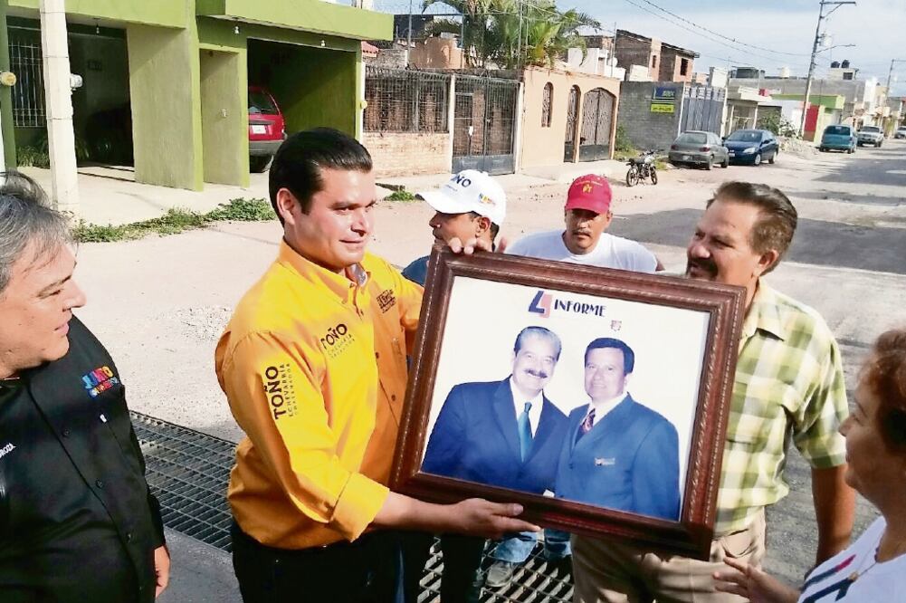 El candidato de la alianza PAN-PRD-PT-PRS, Antonio Echevarría García, expuso que los programas sociales deben llegar a la gente que más lo necesita, además acusó que la oposición inició una guerra sucia en su contra (CORTESÍA ANTONIO ECHEVARRÍA)