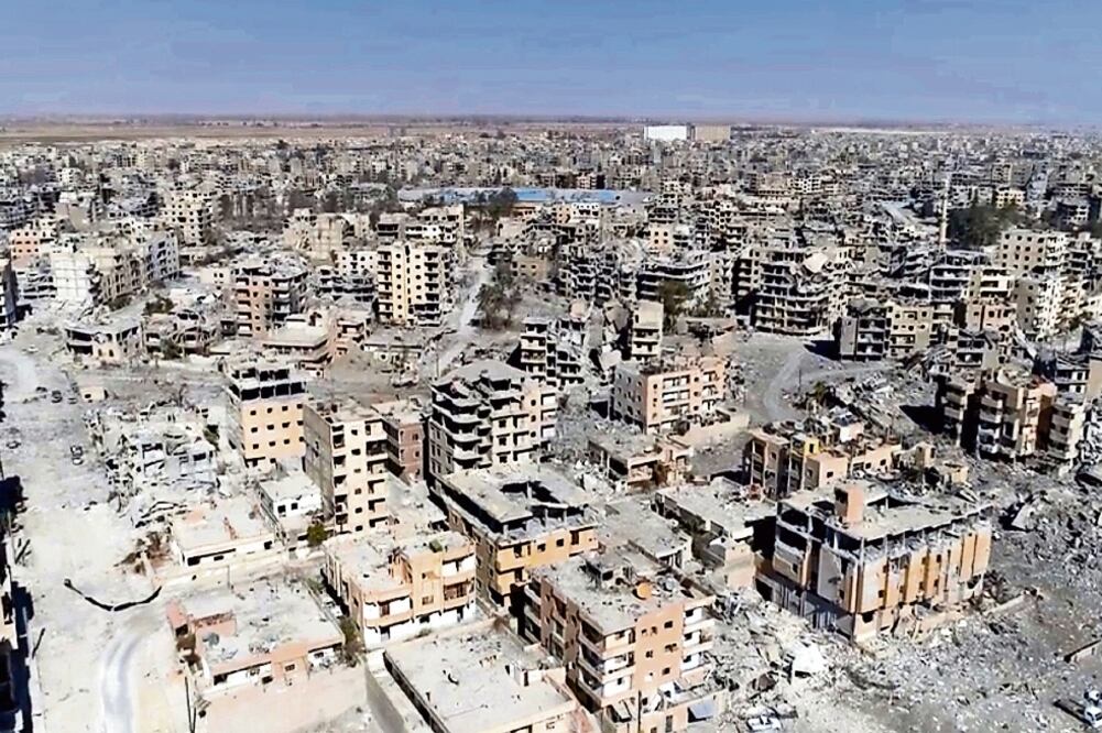 Inmuebles dañados en Raqqa. EU dijo el sábado que el fin del “califato” proclamado por el EI está cerca. (GABRIEL CHAIM. AP)