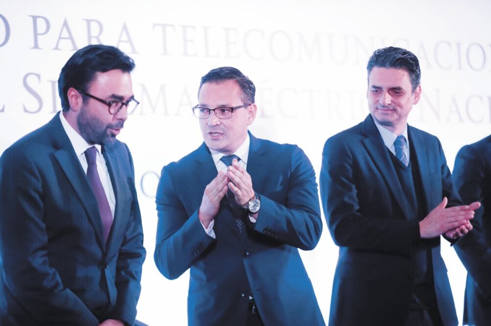 Gabriel Contreras, presidente del IFT; Edgar Olvera, subsecretario de la SCT, y Guillermo García, presidente de la CRE, en la presentación de las disposiciones para regular el acceso a postes por la industria de telecomunicaciones. (ALEJANDRA LEYVA. EL U)