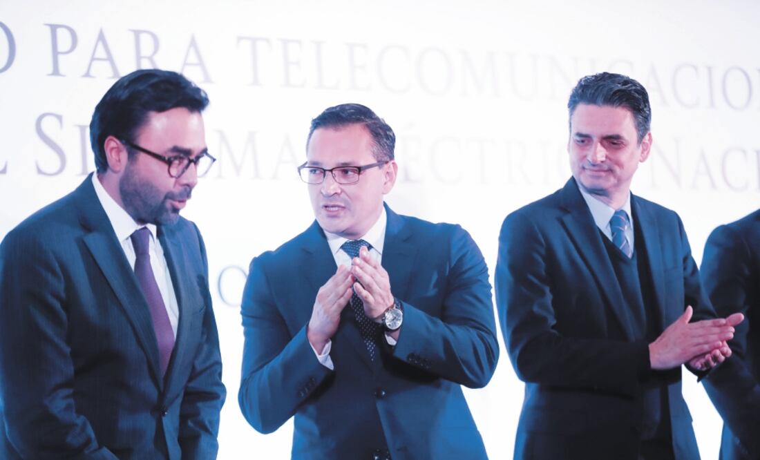 Gabriel Contreras, presidente del IFT; Edgar Olvera, subsecretario de la SCT, y Guillermo García, presidente de la CRE, en la presentación de las disposiciones para regular el acceso a postes por la industria de telecomunicaciones. (ALEJANDRA LEYVA. EL U)