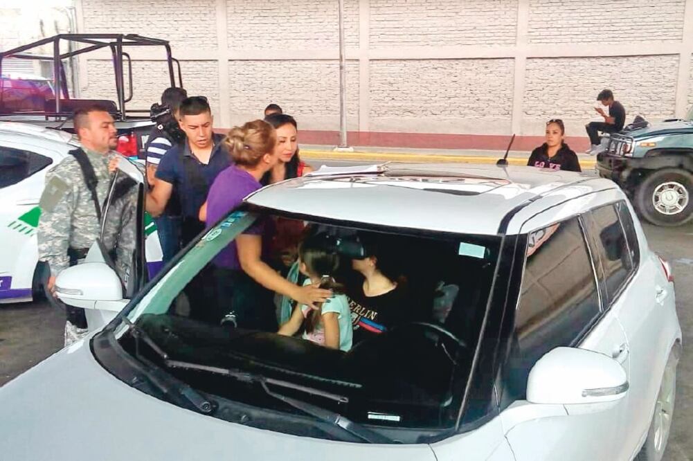 Alejandra, de ocho años, fue auxiliada por una pareja que la encontró deambulando por calles de la colonia Los Pinos. (FOTO: especial)