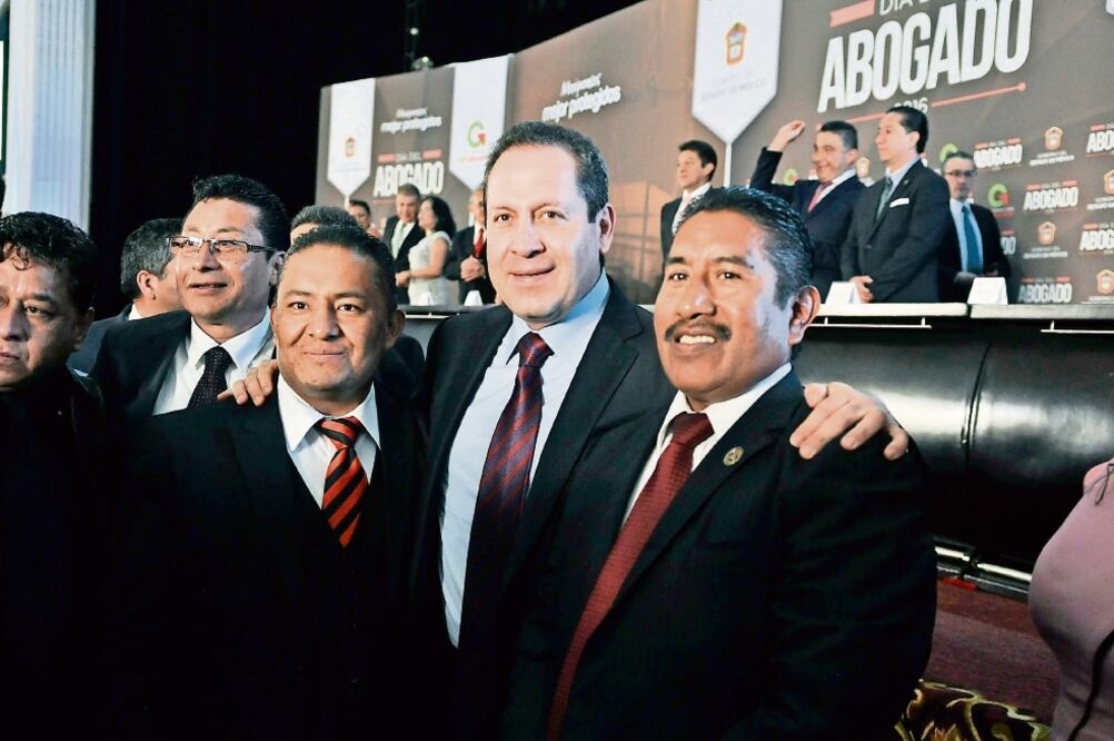 El gobernador Eruviel Ávila Villegas celebró ayer el Día del Abogado con una comida con funcionarios mexiquenses en Ecatepec (ESPECIAL)