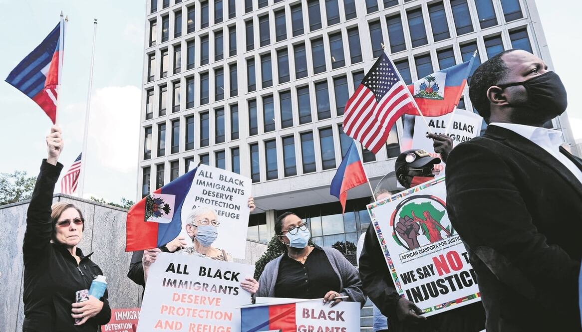 Activistas se manifestaron ayer, en Nueva Jersey, para exigir que la administración de Biden detenga las deportaciones. Foto: Spencer Platt. AFP