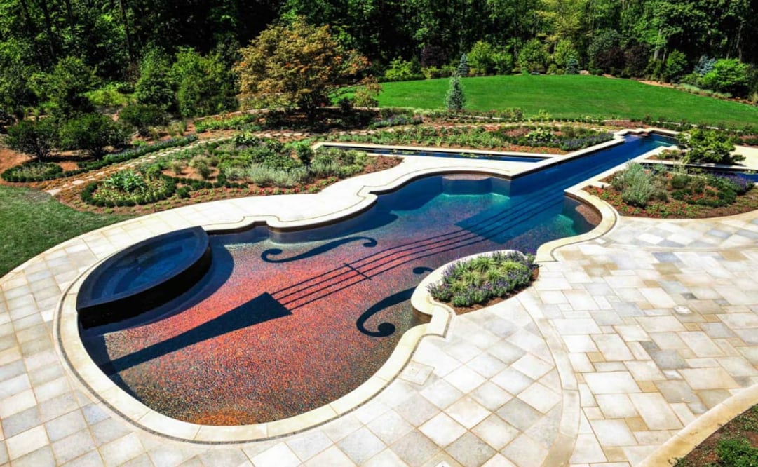 Alberca en forma de un violín Stradivarius creado por Cipriano Landscape Design. (Foto: Cortesía)
