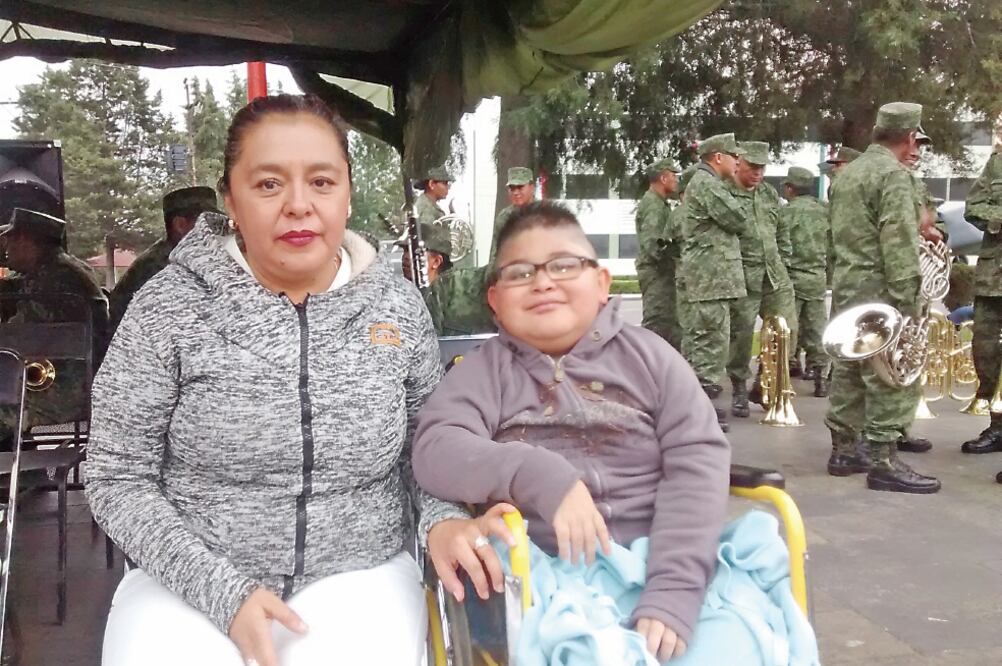 Fernando Eder Camacho, con distrofia muscular, participará como parte de la columna militar en el desfile de mañana. (MANUEL ESPINO. EL UNIVERSAL)