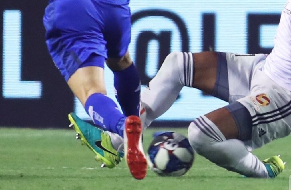 El argentino subió esta fotografía de un pisotón de Méndez. Foto: Twitter