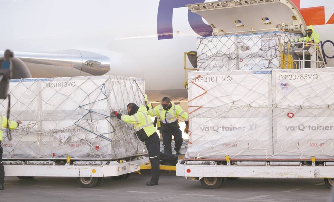 Con la llegada del cargamento del biológico Moderna, ayer por la mañana, al Aeropuerto Internacional de Toluca, se dará continuidad a la estrategia de vacunación, señaló Jens Lohmann Iturburu, director de Birmex. Foto: Claudia González/ EL UNIVERSAL.