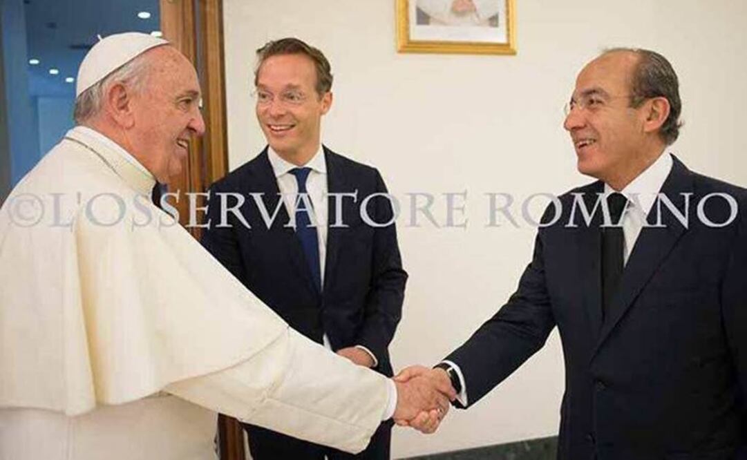 El Papa Francisco se reunió con Felipe Calderón en El Vaticano, para recibir de manos del ex presidente el informe sobre las conclusiones de la Comisión Global sobre Clima y Economía (Foto: Especial)