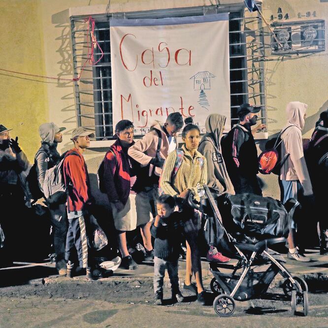 Migrantes hondureños salen en caravana hacia la frontera con México, desde la Casa del Migrante, en Guatemala. (ESTEBAN BIBA. EFE)