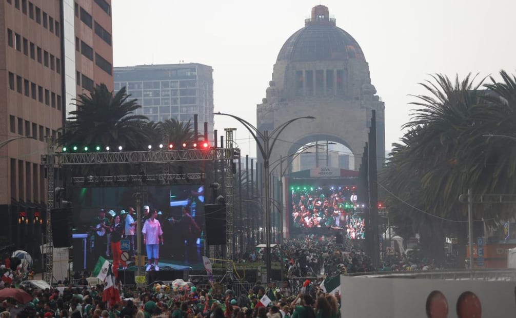 Los gritos y porras de los aficionados, algunos ya con paraguas e impermeable ante la lluvia, se extiende hasta el Monumento a la Revolución. Foto: Gabriel Pano / EL UNIVERSAL