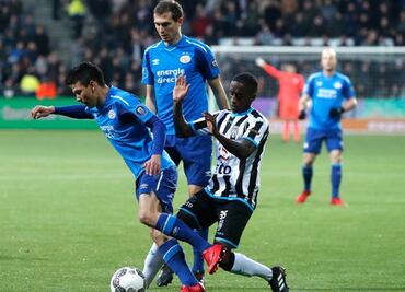 "Chucky" Lozano participa en el triunfo del PSV