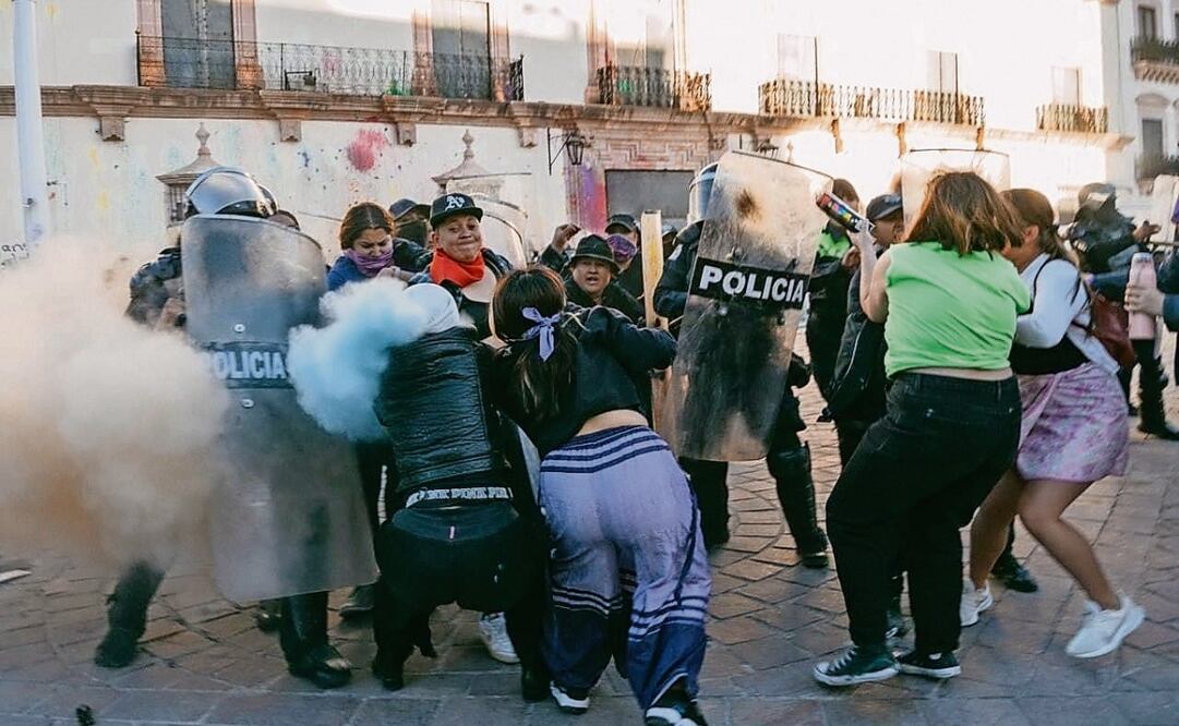 Feministas fueron detenidas de manera arbitraria y con violencia desmedida cuando participaban en la marcha del 8 de marzo de 2024. Foto: Diana Valdez / EL UNIVERSAL