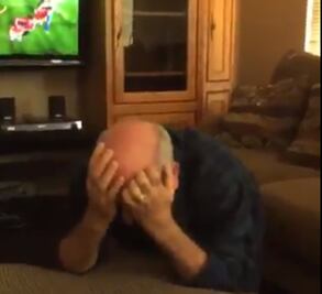 Aficionado egipcio celebra la clasificación al mundial 