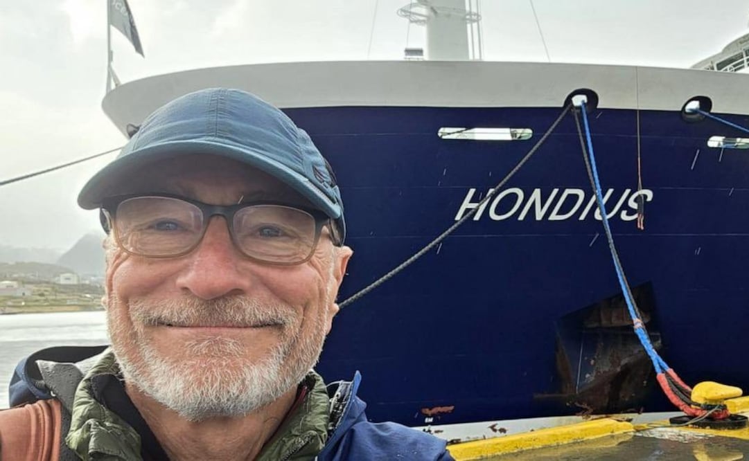 El oncólogo Stephen Kornfeld posa frente al crucero MV Hondius antes del brote de hantavirus a bordo. Foto: @ItsMikaTales.