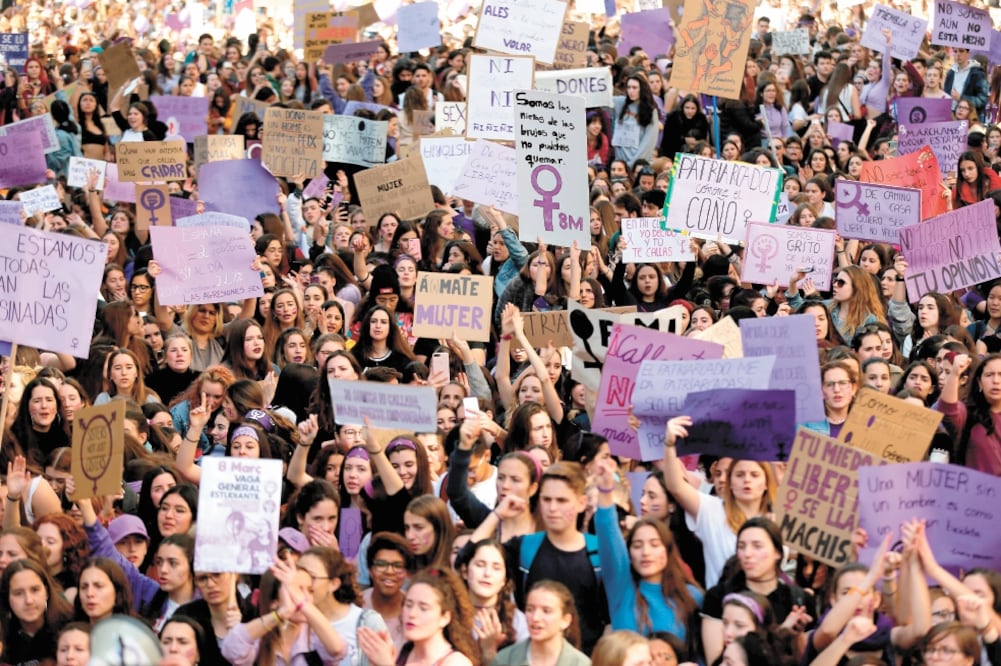 Miles de españolas participaron en una manifestación para conmemorar el Día Internacional de la Mujer en Barcelona. Foto: PAU BARRENA. AFP