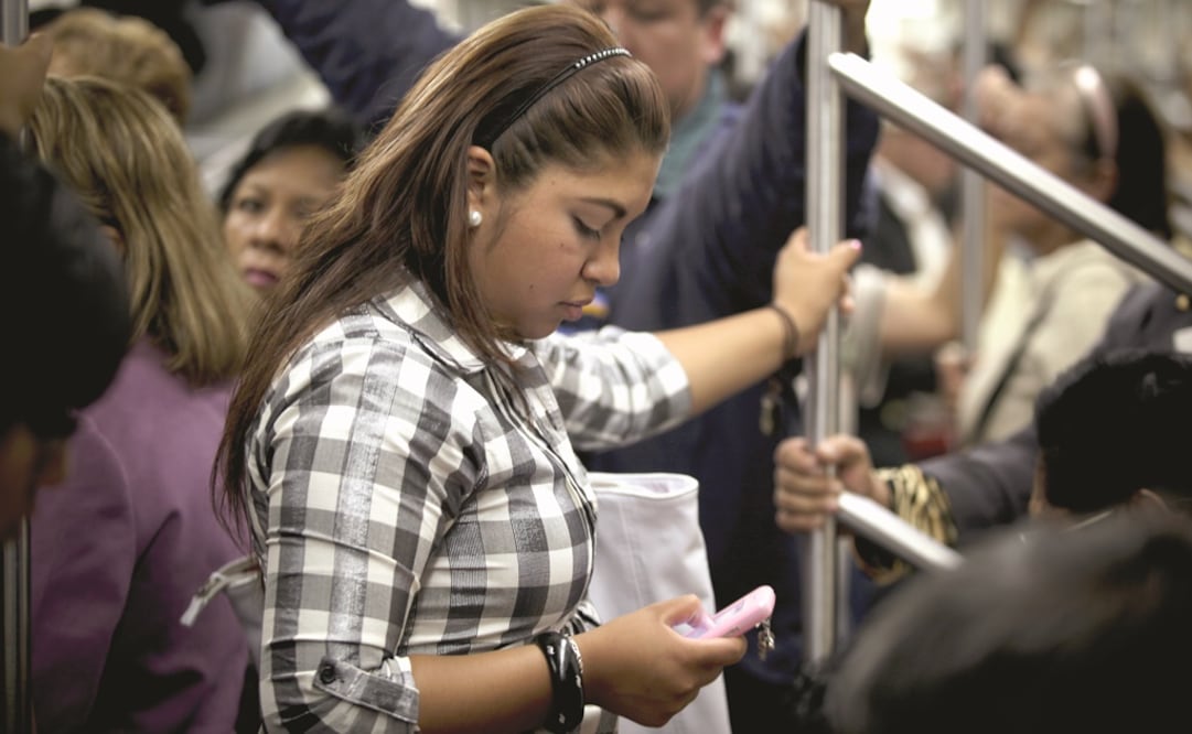 Gravá menes. Los usuarios de telecom pagan 19% de impuestos en telefonía; en internet 16% por IVA y 3% por IEPS. Foto: ARCHIVO EL UNIVERSAL