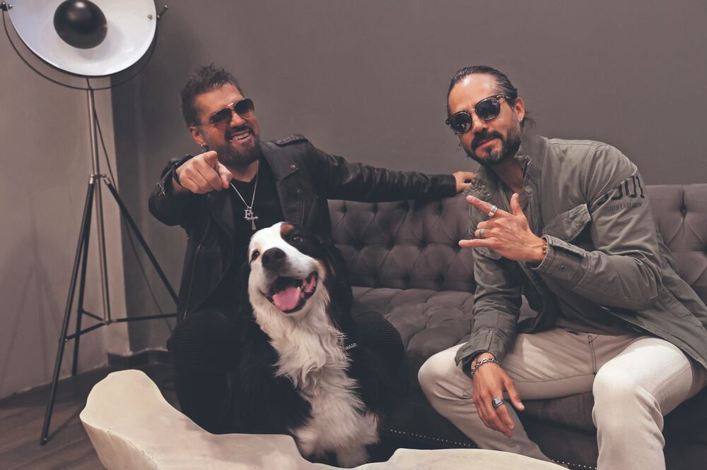 Con Manuel Berzunza (izq.), productor, José (der.) formó el grupo Koktel. Foto: Diego Simón / EL UNIVERSAL