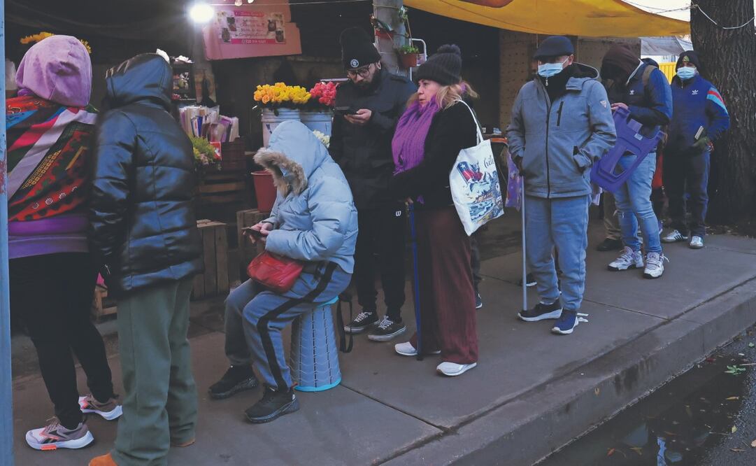 Los capitalinos salen por las mañanas a sus actividades con ropa abrigadora, ante el clima que llega a sentirse congelante. Foto: de Fernanda Rojas. El universal