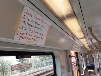 Con carteles, empleados del Metro protestan por personal vulnerable