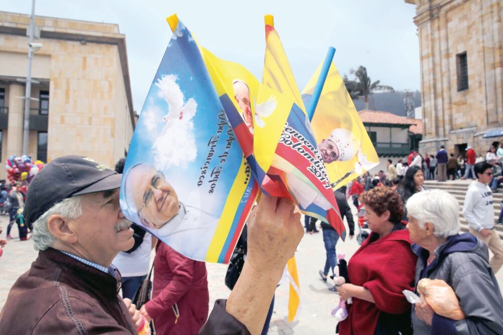 Un hombre vende souvenirs afuera de la Catedral de Bogotá, ante la próxima visita del papa Francisco. (HENRY ROMERO. REUTERS)