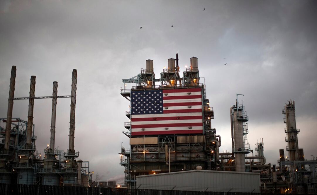 La bandera de los Estados Unidos se muestra en la refinería de petróleo de Tesoro, Los Ángeles, California - Foto: Lucy Nicholson/REUTERS 
