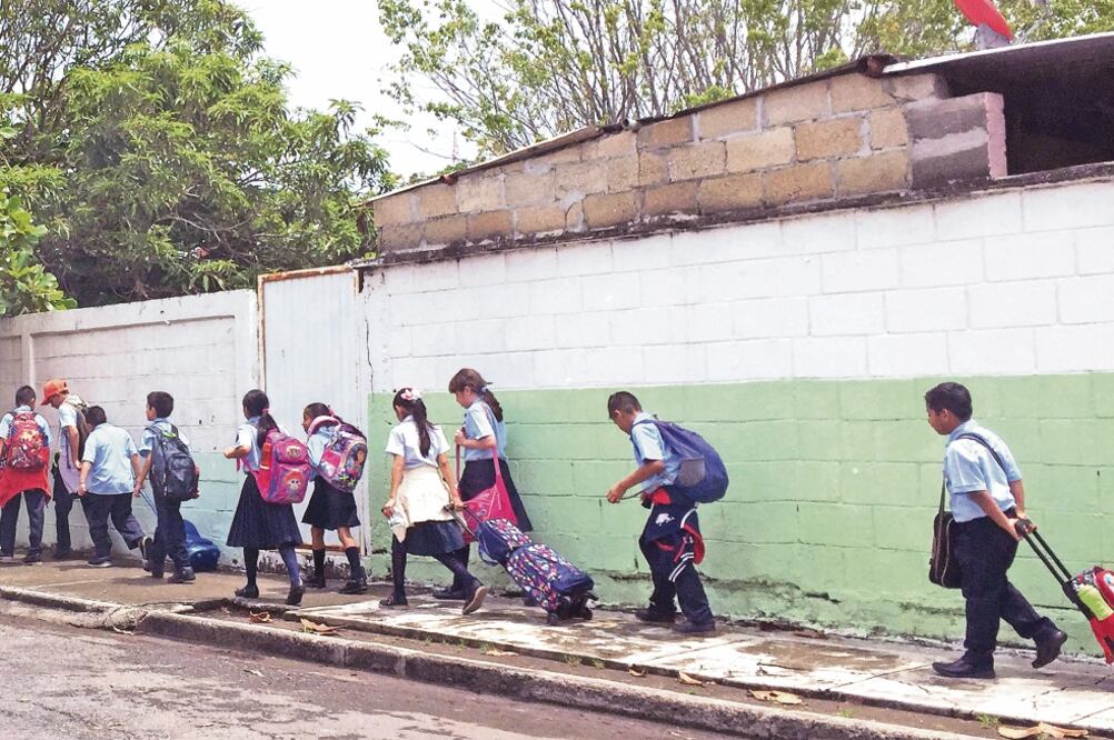 En algunas zonas del puerto de Veracruz los familiares corrieron a los colegios a “rescatar ” a los niños (PATRICIA MORALES. EL UNIVERSAL)