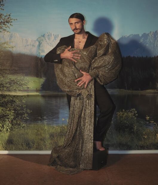 Emiliano Zurita muestra que los hombres también usan faldas 