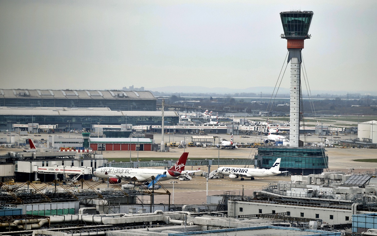 Los vuelos hacia y desde el Aeropuerto Heathrow de Londres fueron cancelados este viernes, 21 de marzo de 2025, después de que un incendio en una subestación cercana. Foto: EFE