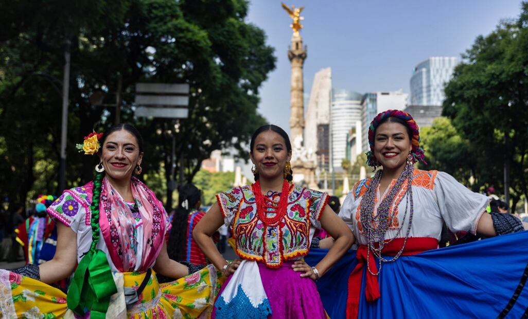 La megacalenda de pueblos indígenas se desplazó del Ángel de la Independencia sobre avenida Paseo de la Reforma al Zócalo de la Ciudad de México, el 9 de agosto de 2025. Foto Hugo Salvador/EL UNIVERSAL
